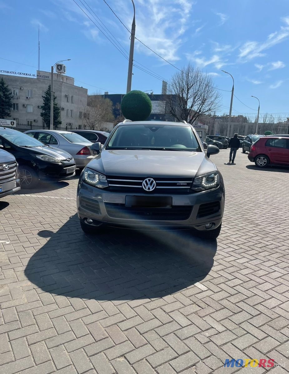 2010' Volkswagen Touareg photo #3