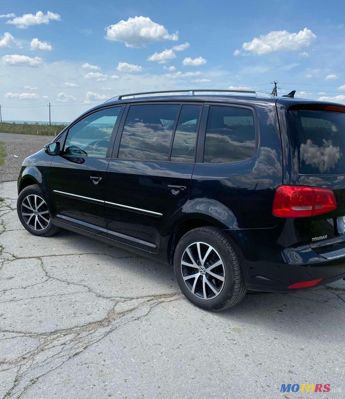 2011' Volkswagen Touran photo #4