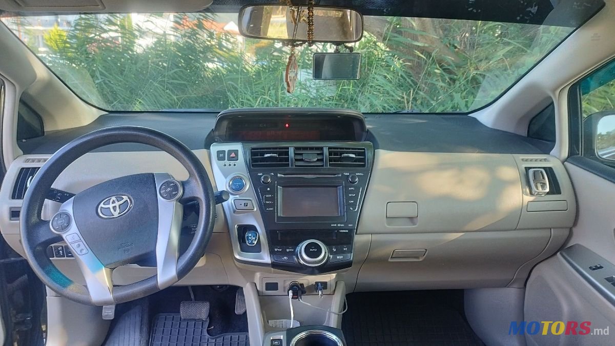 2012' Toyota Prius v photo #5