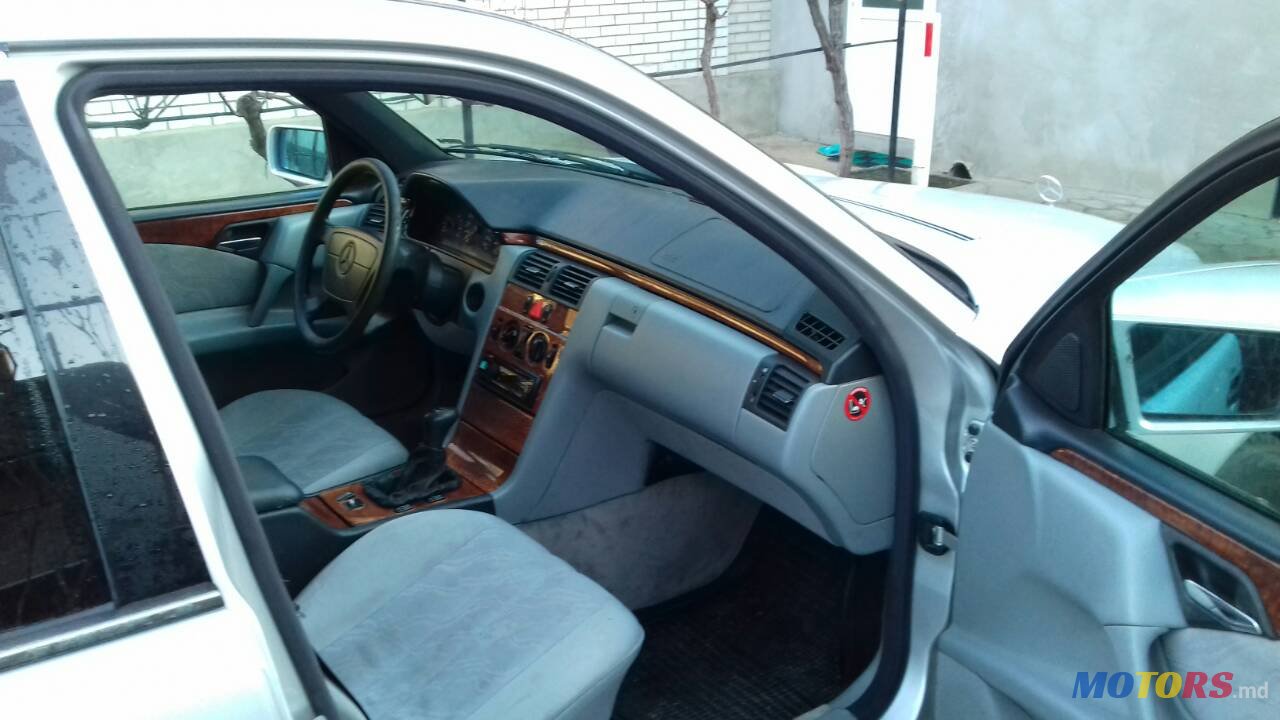 1998' Mercedes-Benz 220E photo #1
