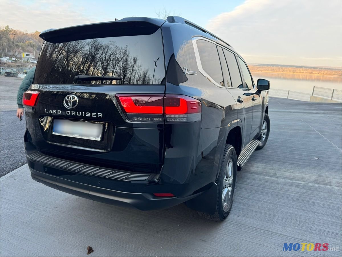 2021' Toyota Land Cruiser photo #5