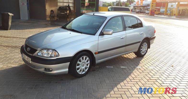 2002' Toyota Avensis photo #1