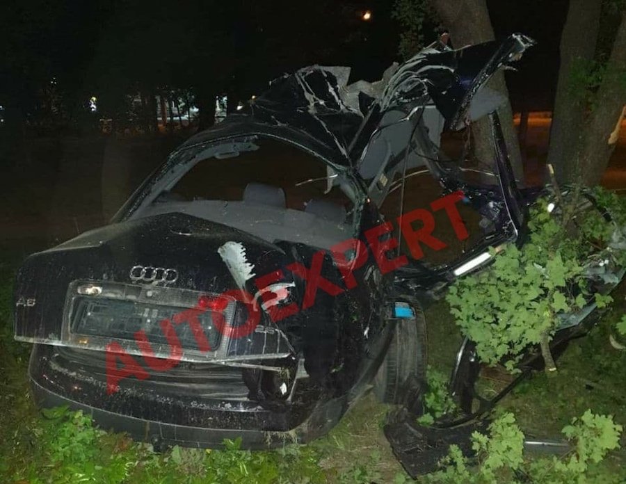 Șoferul unui Audi a accidentat mai multe mașini la Botanica, după care și-a rupt mașina în trei bucăți izbindu-se în copaci