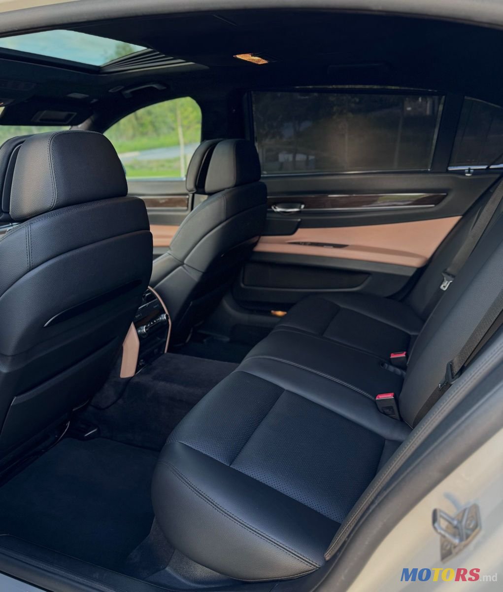 2011' BMW 7 Series photo #6