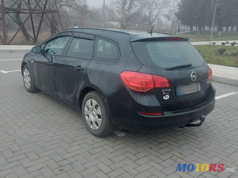 2011' Opel Astra photo #3