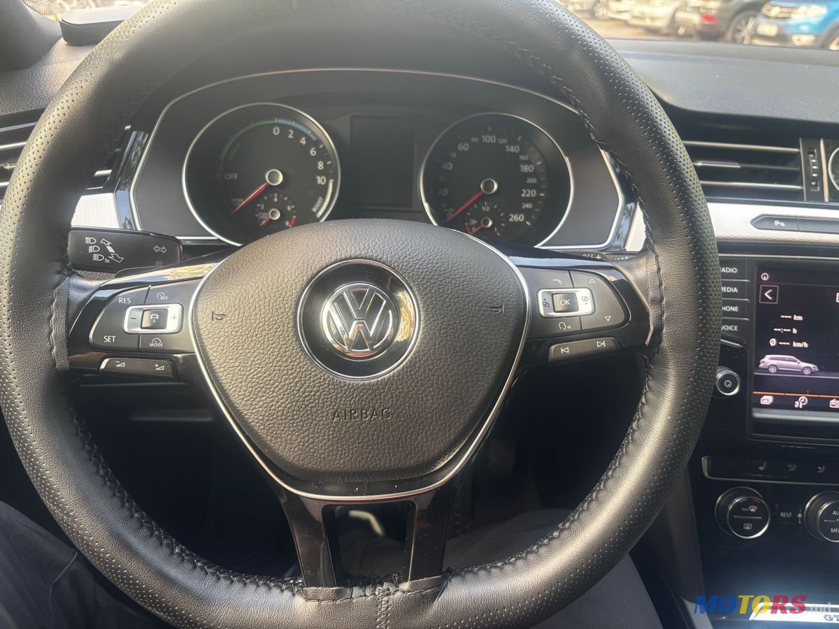 2015' Volkswagen Passat photo #6