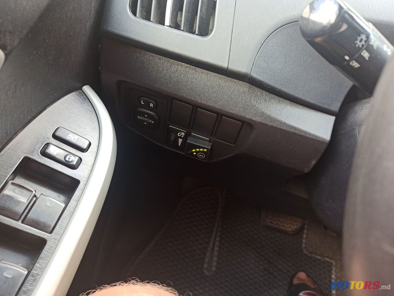 2012' Toyota Prius photo #2