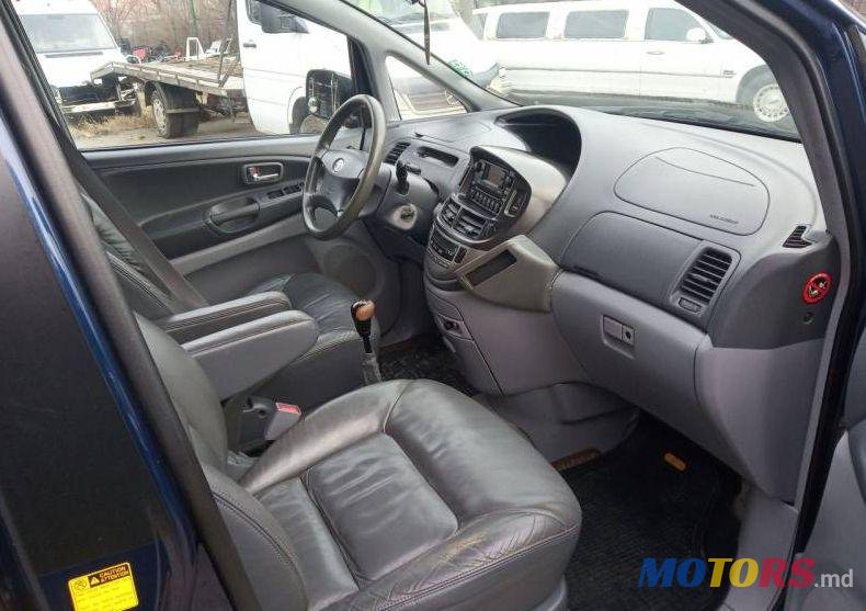 2002' Toyota Previa photo #1