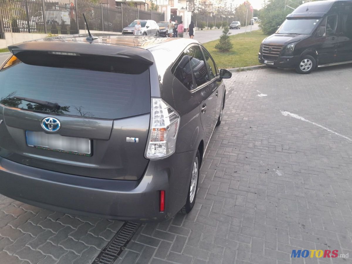 2014' Toyota Prius V photo #4