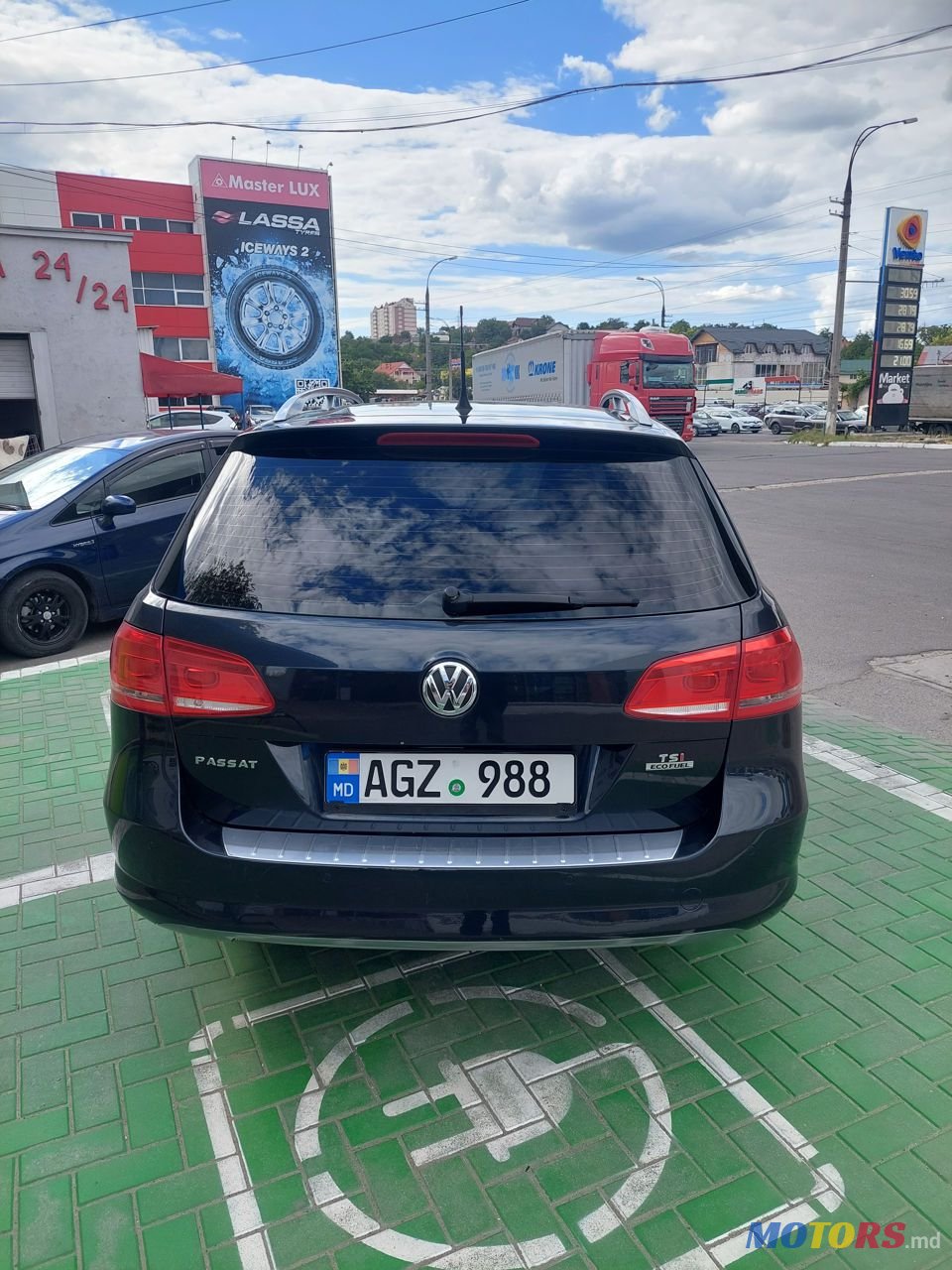 2011' Volkswagen Passat photo #3