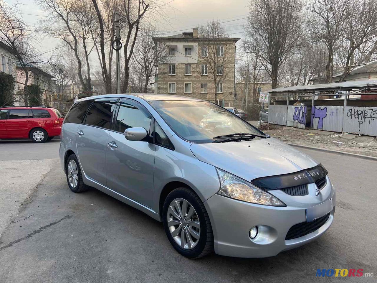 2006' Mitsubishi Grandis photo #1