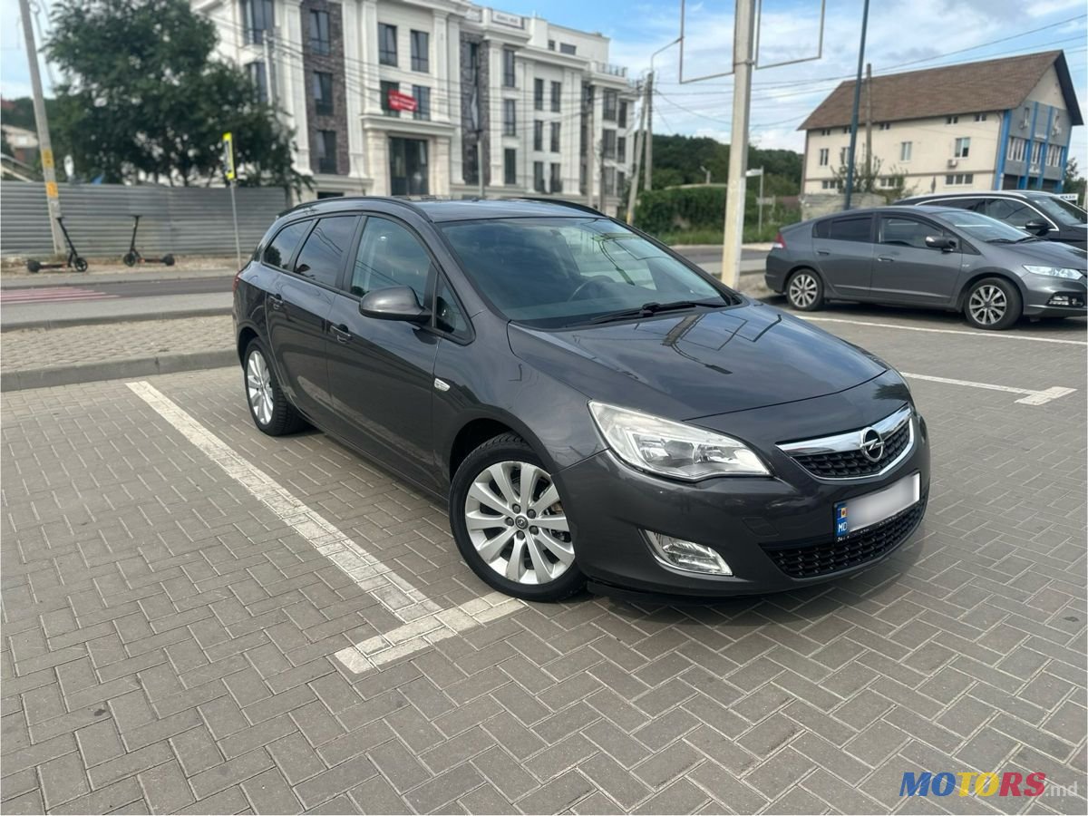 2011' Opel Astra photo #3