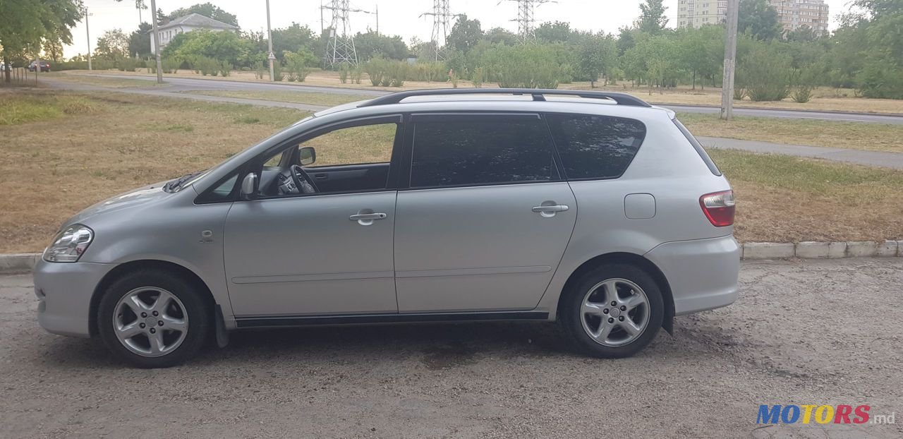 2005' Toyota Avensis Verso photo #1