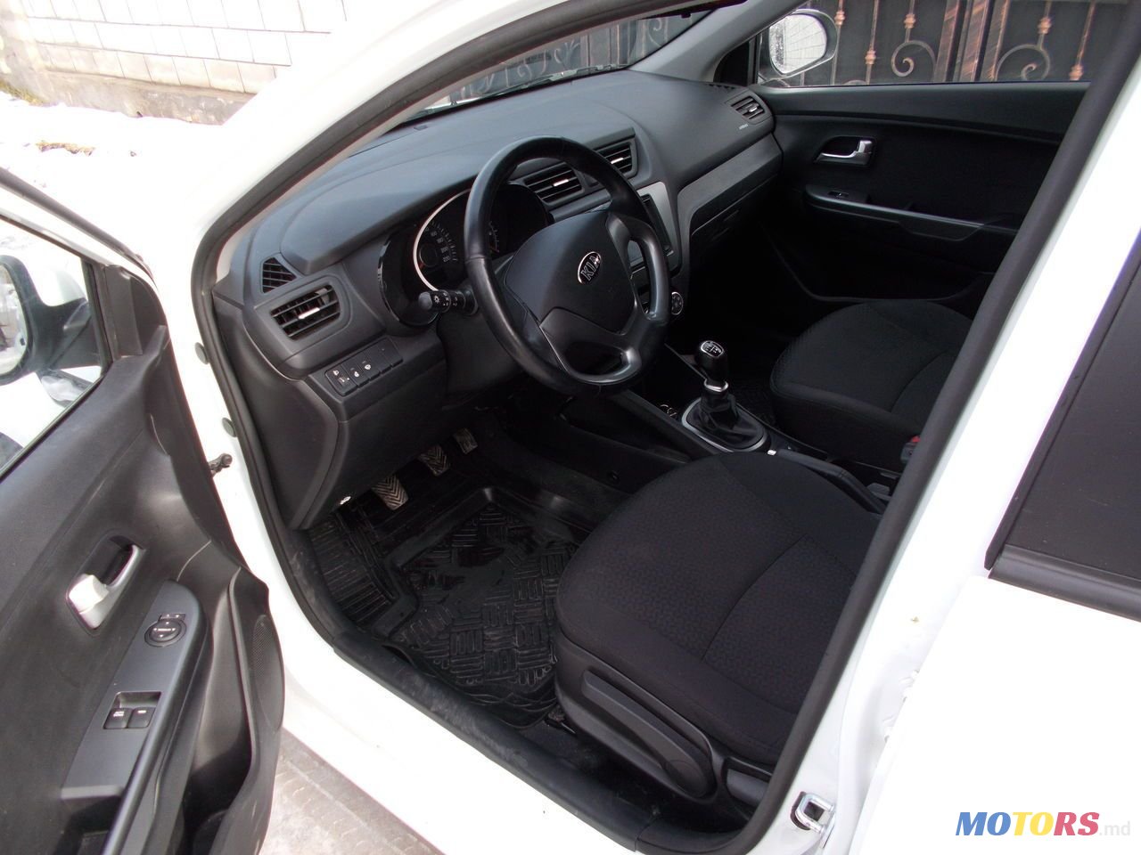 2015' Kia Rio photo #2