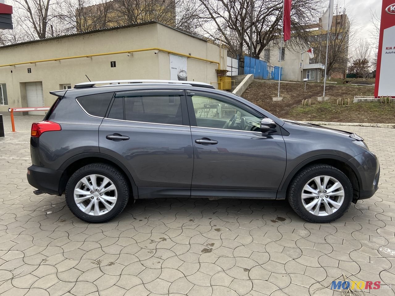 2013' Toyota RAV4 photo #6