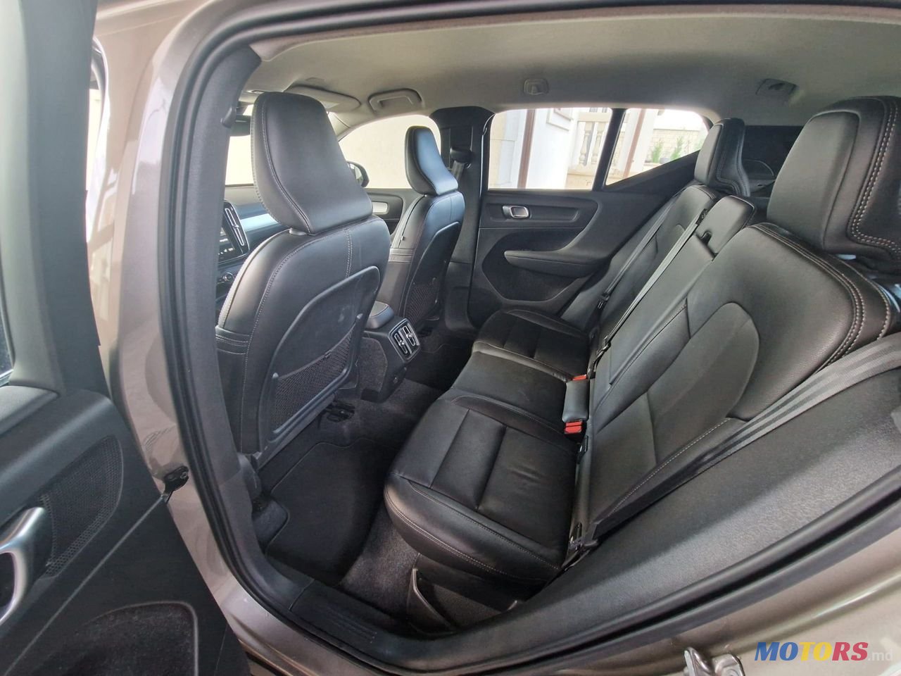 2020' Volvo XC40 photo #6