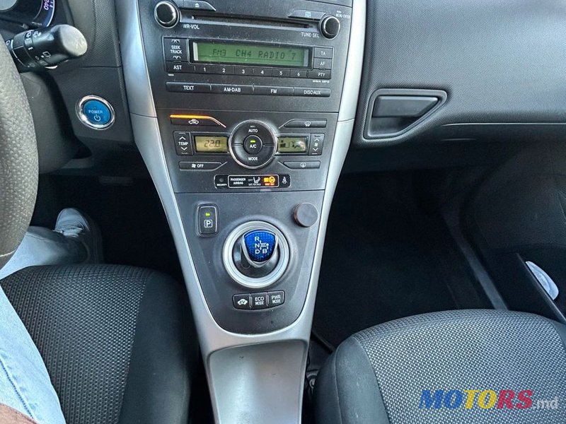 2011' Toyota Auris photo #4