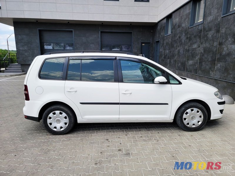 2008' Volkswagen Touran photo #2