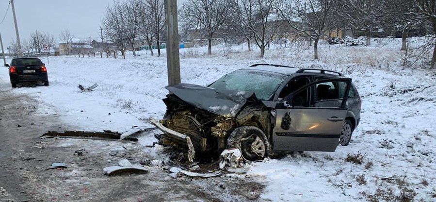 Inspector de patrulare implicat într-un accident rutier la Peresecina! Două persoane au fost transportate la spital