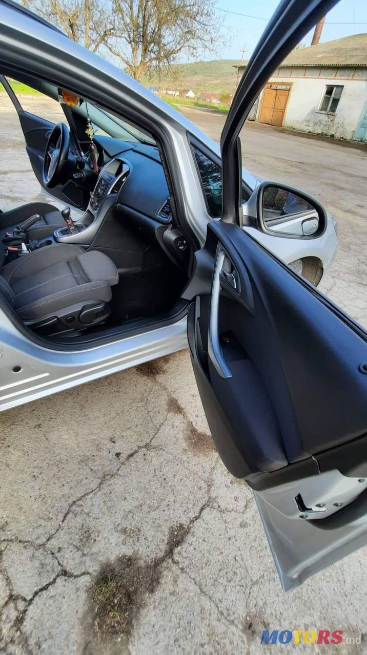 2013' Opel Astra photo #3