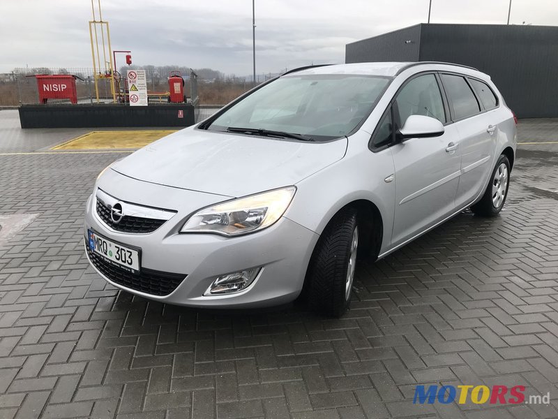 2011' Opel Astra photo #2