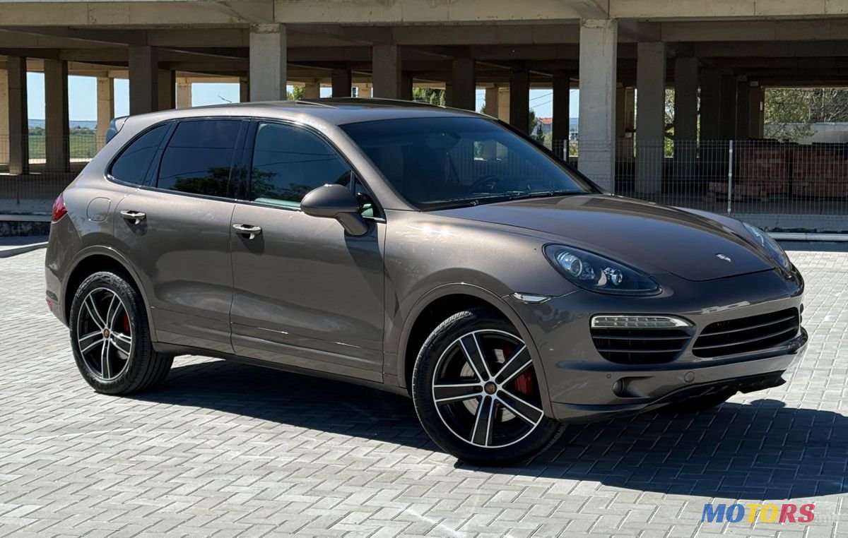 2012' Porsche Cayenne photo #2