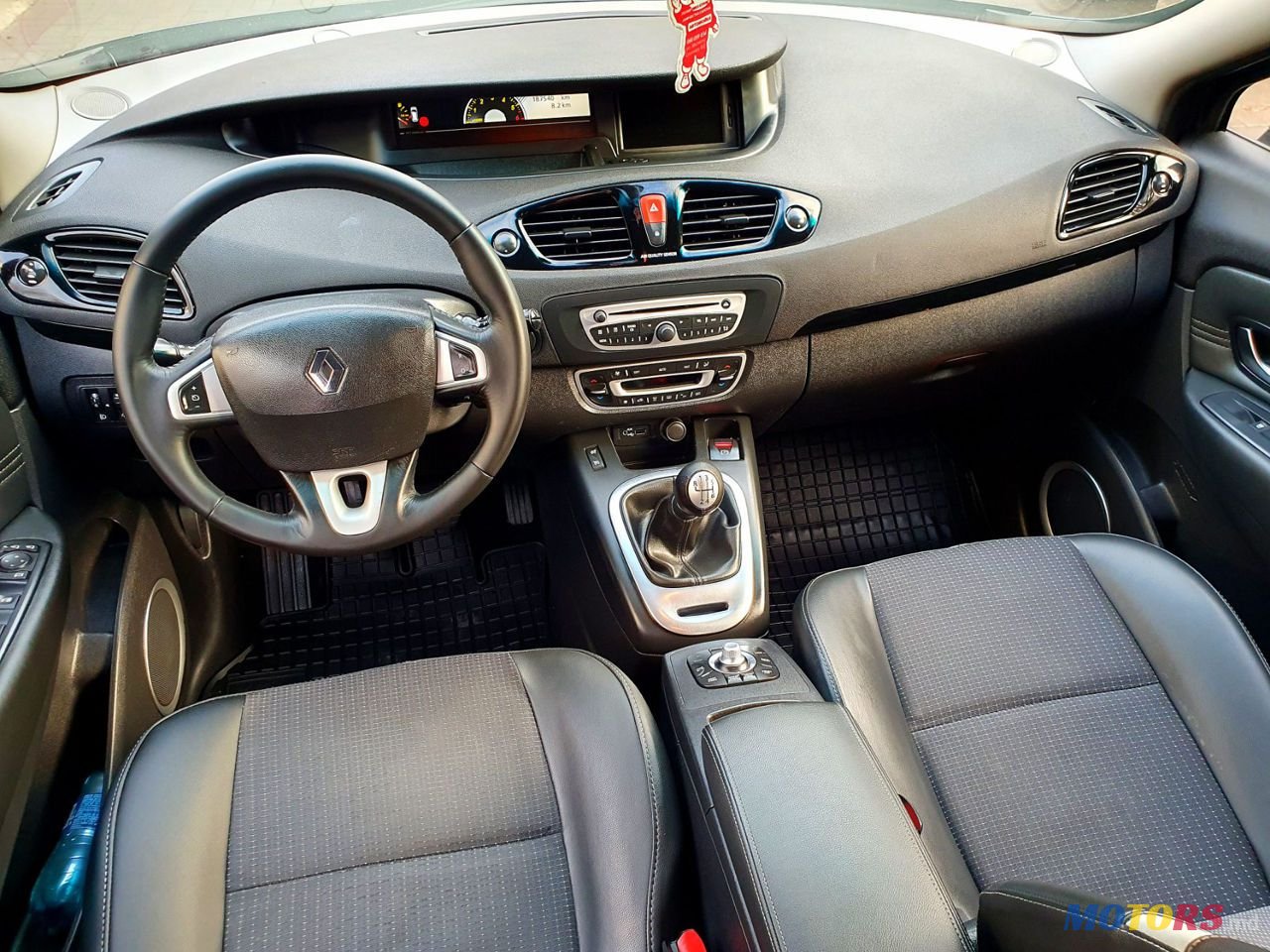 2011' Renault Scenic photo #5