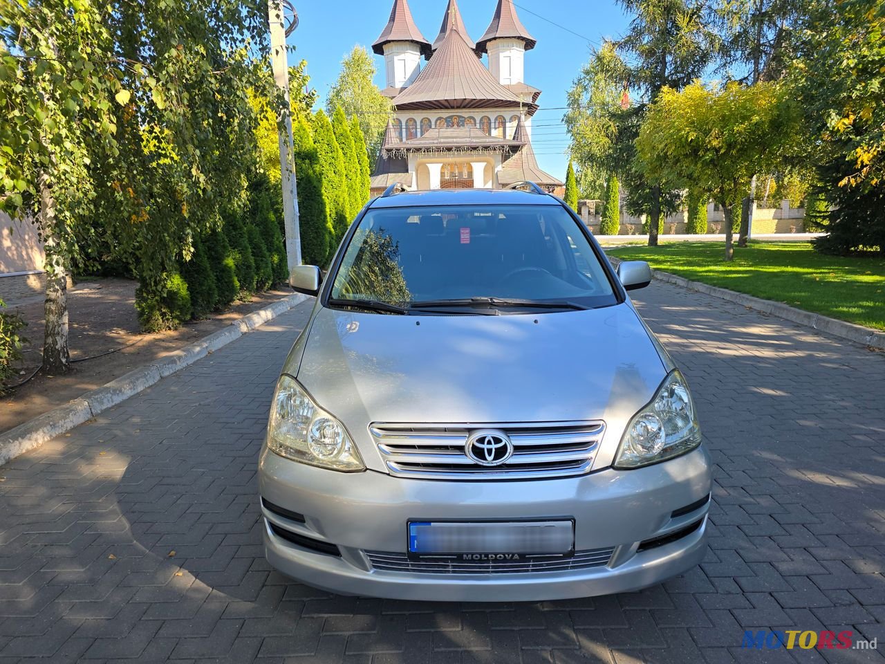 2004' Toyota Avensis Verso photo #4