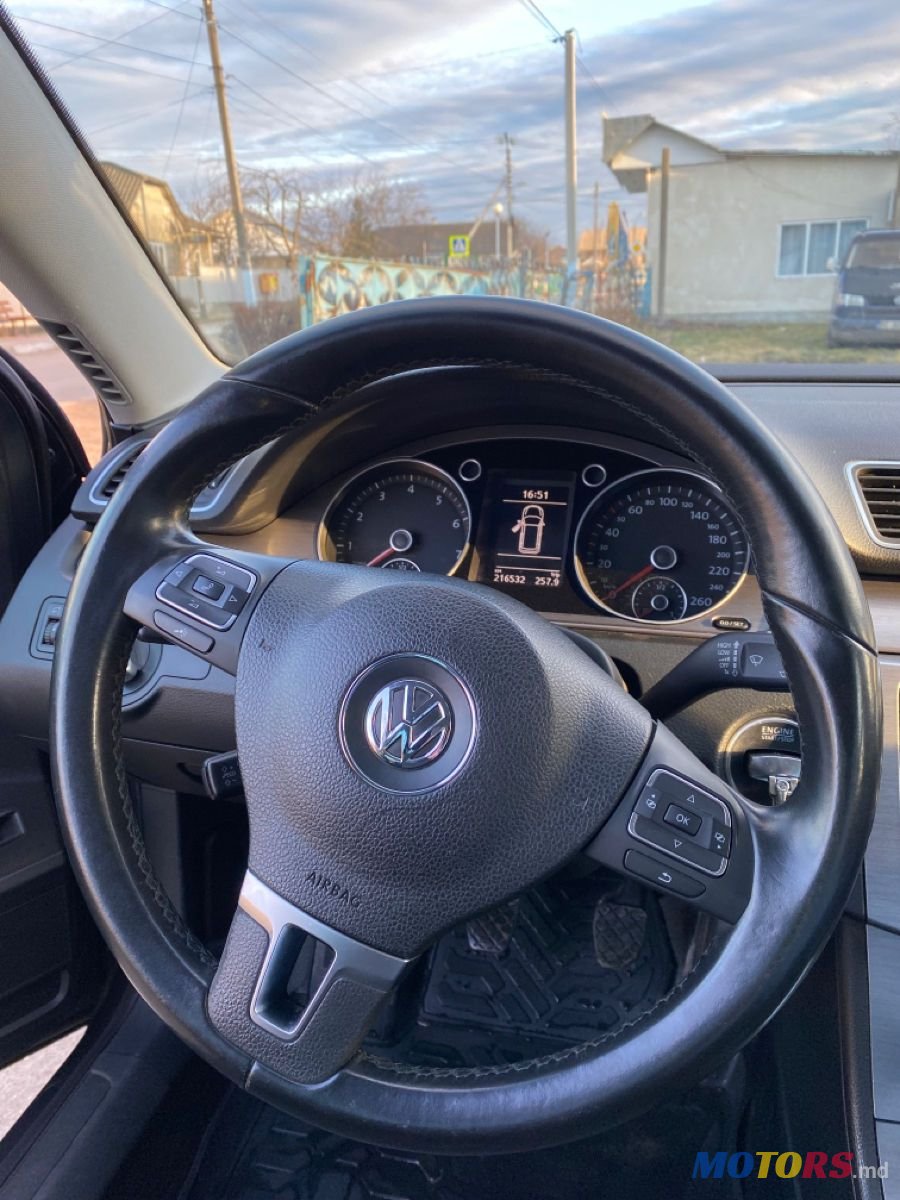 2011' Volkswagen Passat photo #3