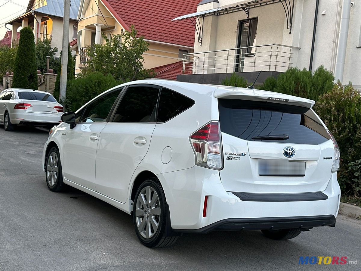 2018' Toyota Prius v photo #5