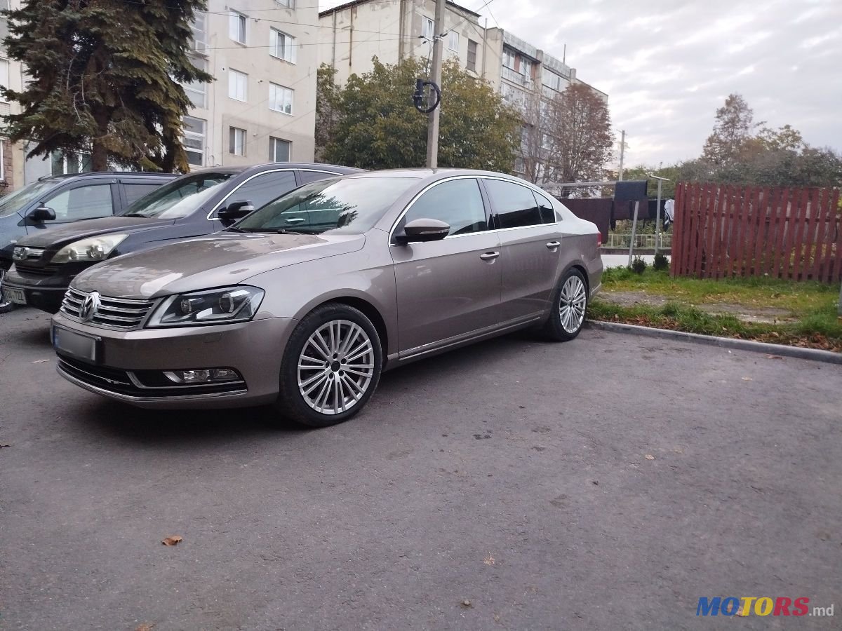 2011' Volkswagen Passat photo #1
