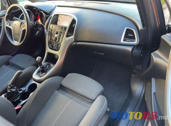 2011' Opel Astra photo #5