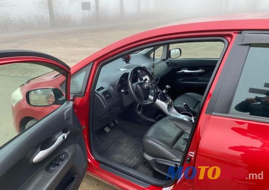 2010' Toyota Auris photo #4