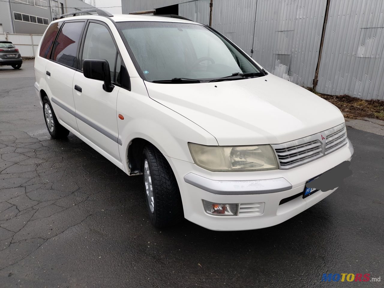 2002' Mitsubishi Space Wagon photo #2