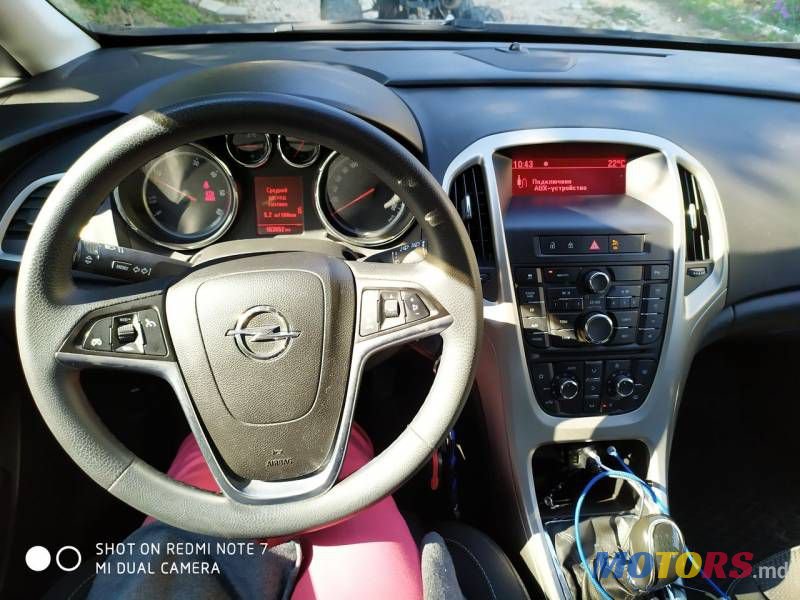 2012' Opel Astra photo #4