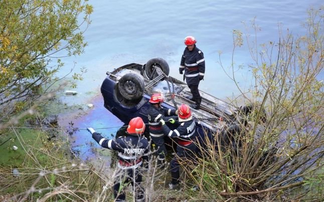В озеро Комрата скатился автомобиль, погиб ребенок