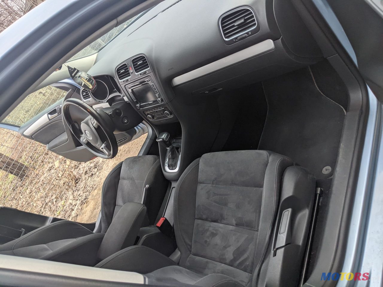 2010' Volkswagen Golf photo #2