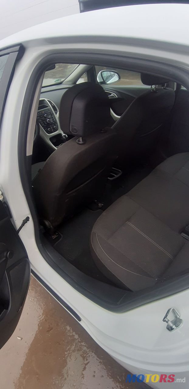 2012' Opel Astra photo #4