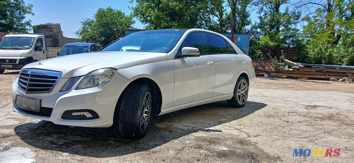 2011' Mercedes-Benz E-Class photo #2