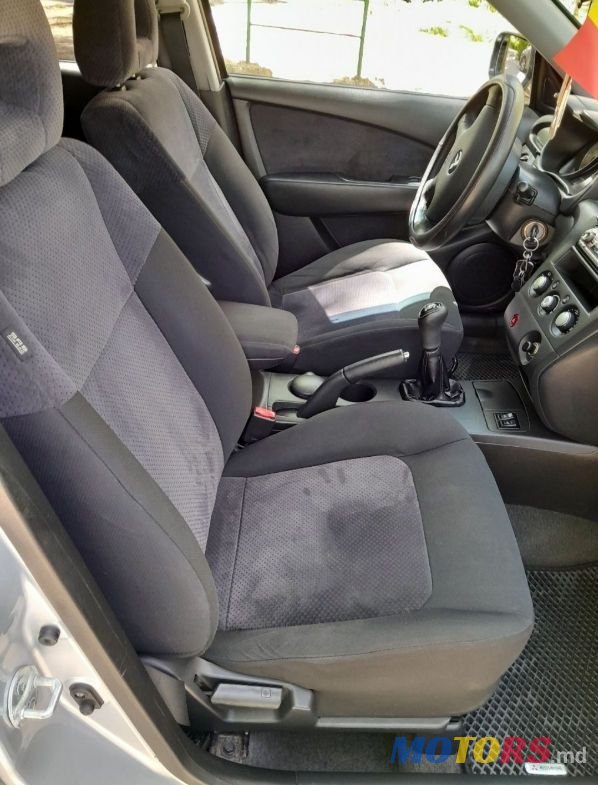 2006' Mitsubishi Outlander photo #2