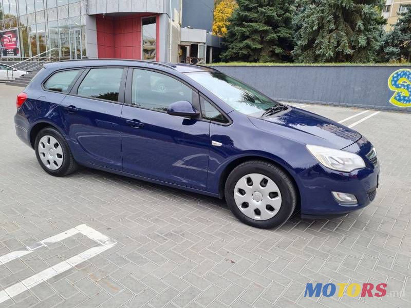 2011' Opel Astra photo #2
