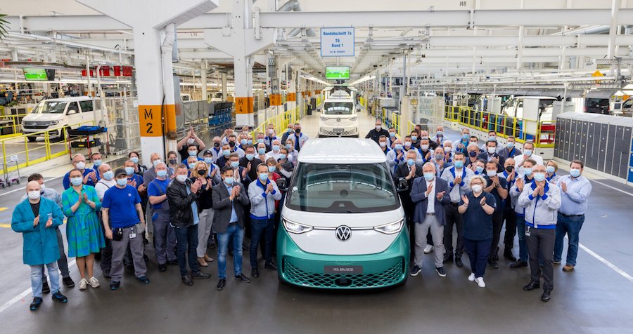 На заводе Volkswagen в Ганновере стартовал выпуск модели ID. Buzz