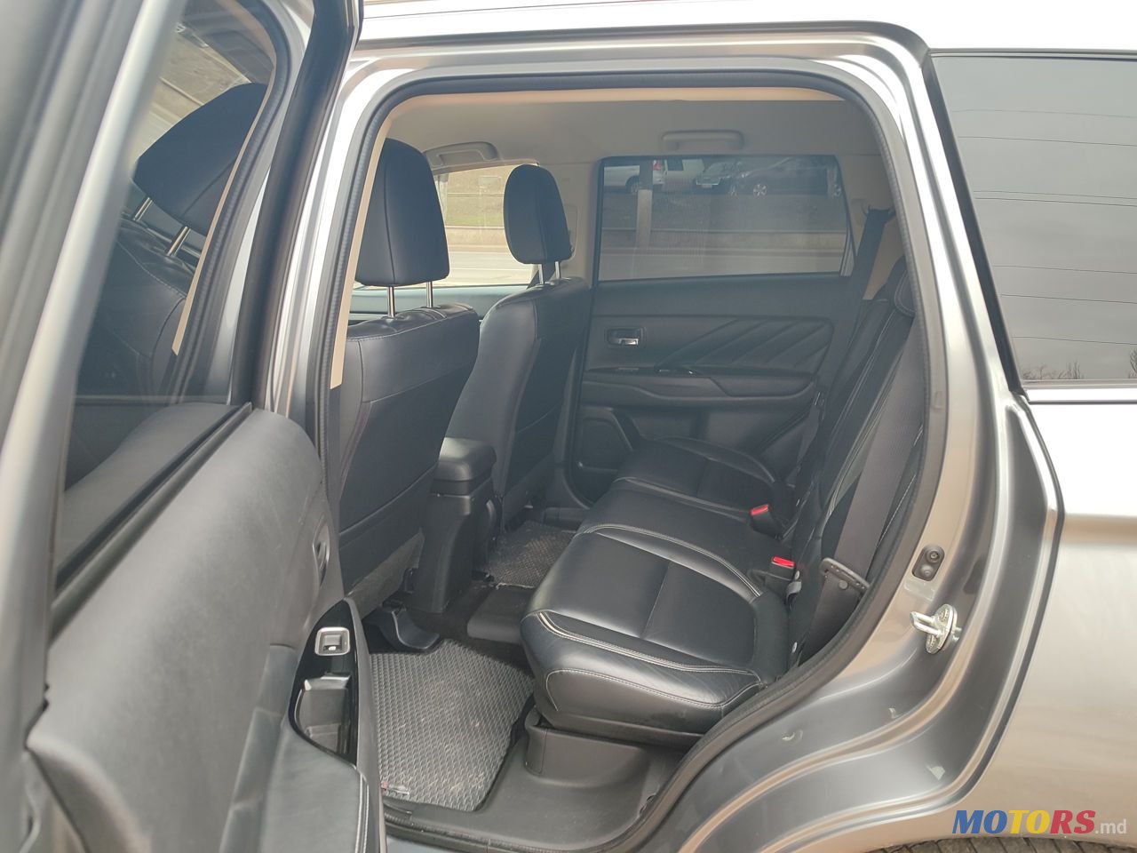 2015' Mitsubishi Outlander photo #6