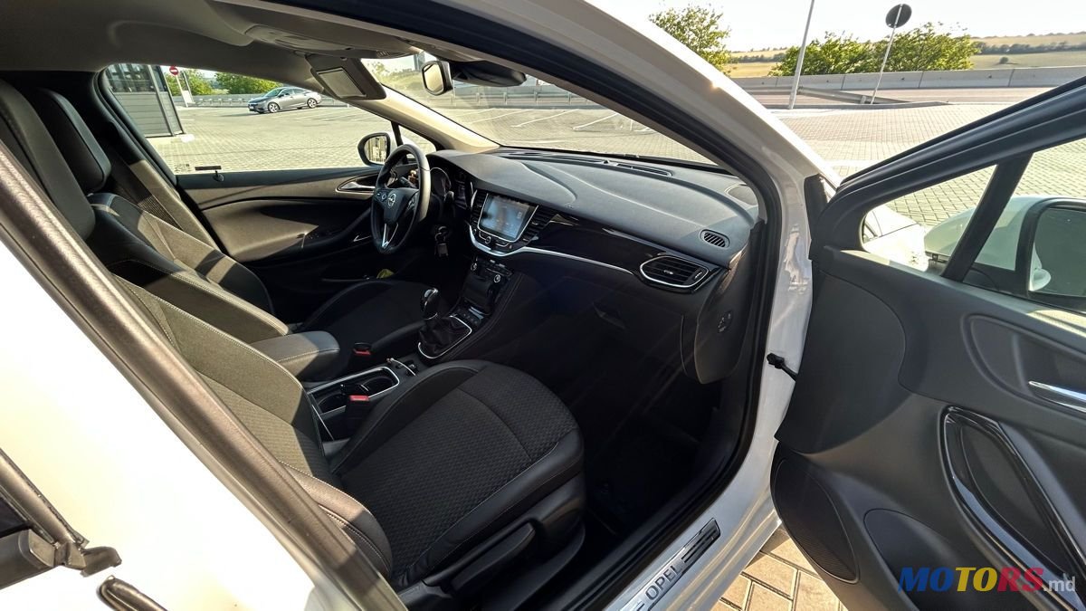 2015' Opel Astra photo #3