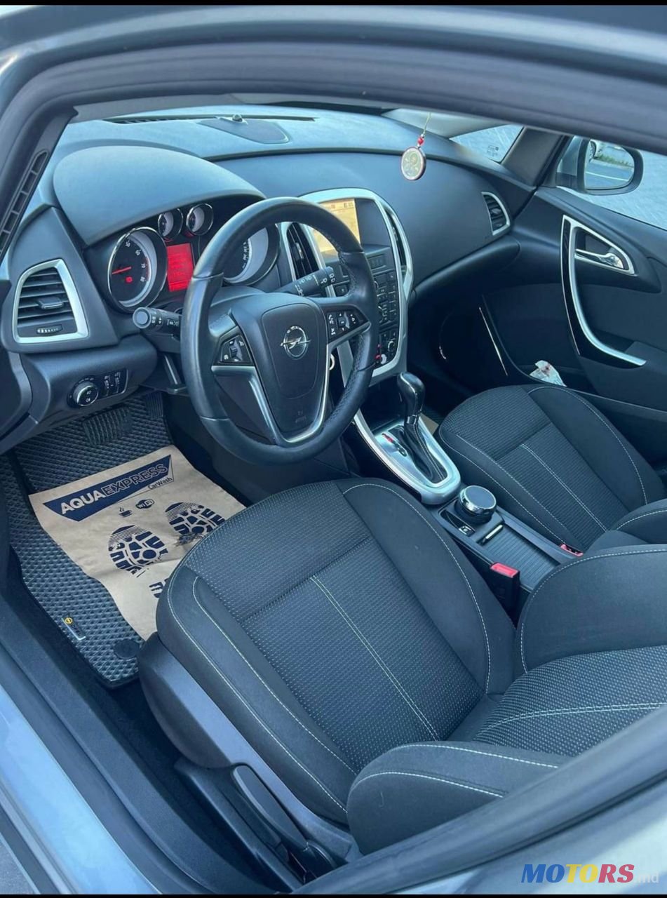 2012' Opel Astra photo #2