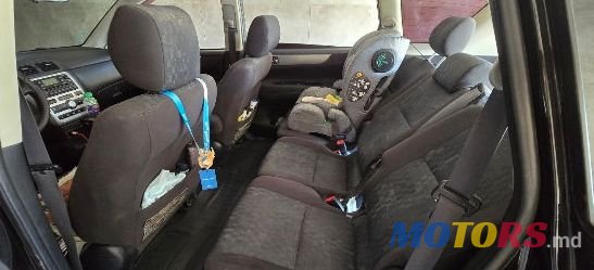 2005' Toyota Avensis Verso photo #3