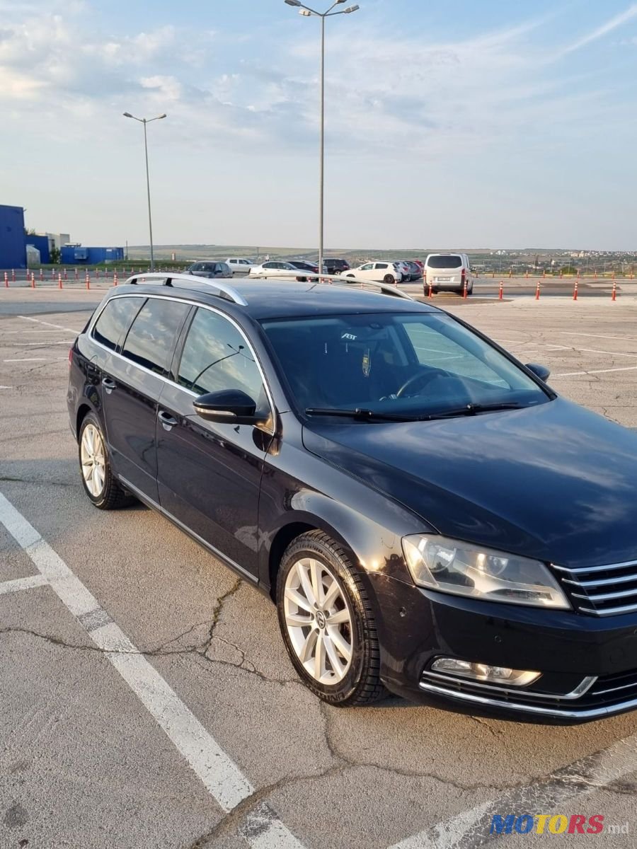 2011' Volkswagen Passat photo #2