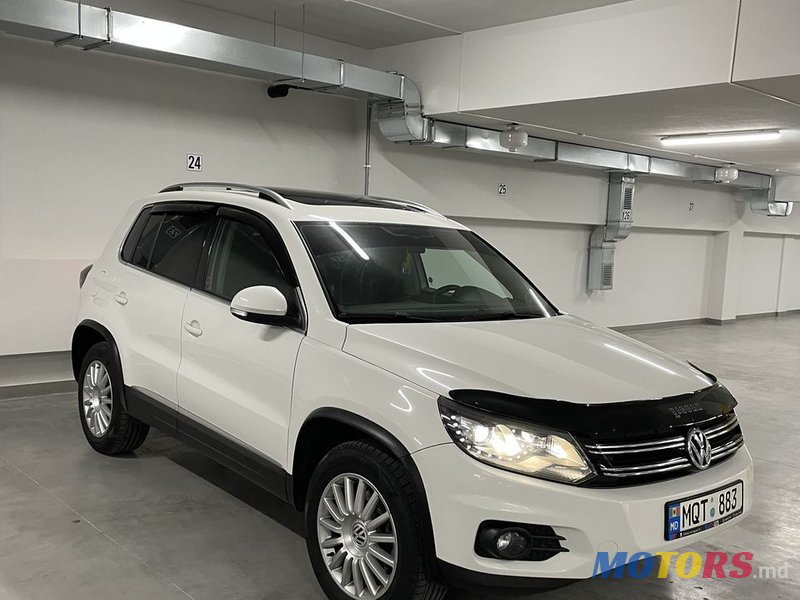 2011' Volkswagen Tiguan photo #1