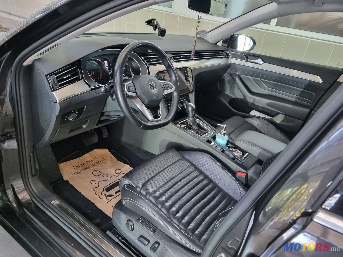 2019' Volkswagen Passat photo #3