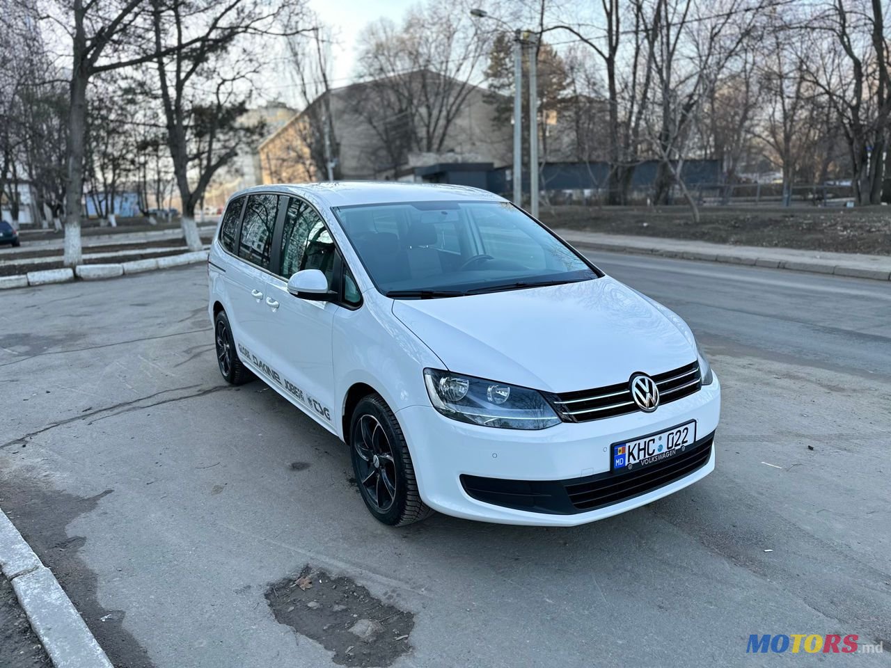 2013' Volkswagen Sharan photo #1